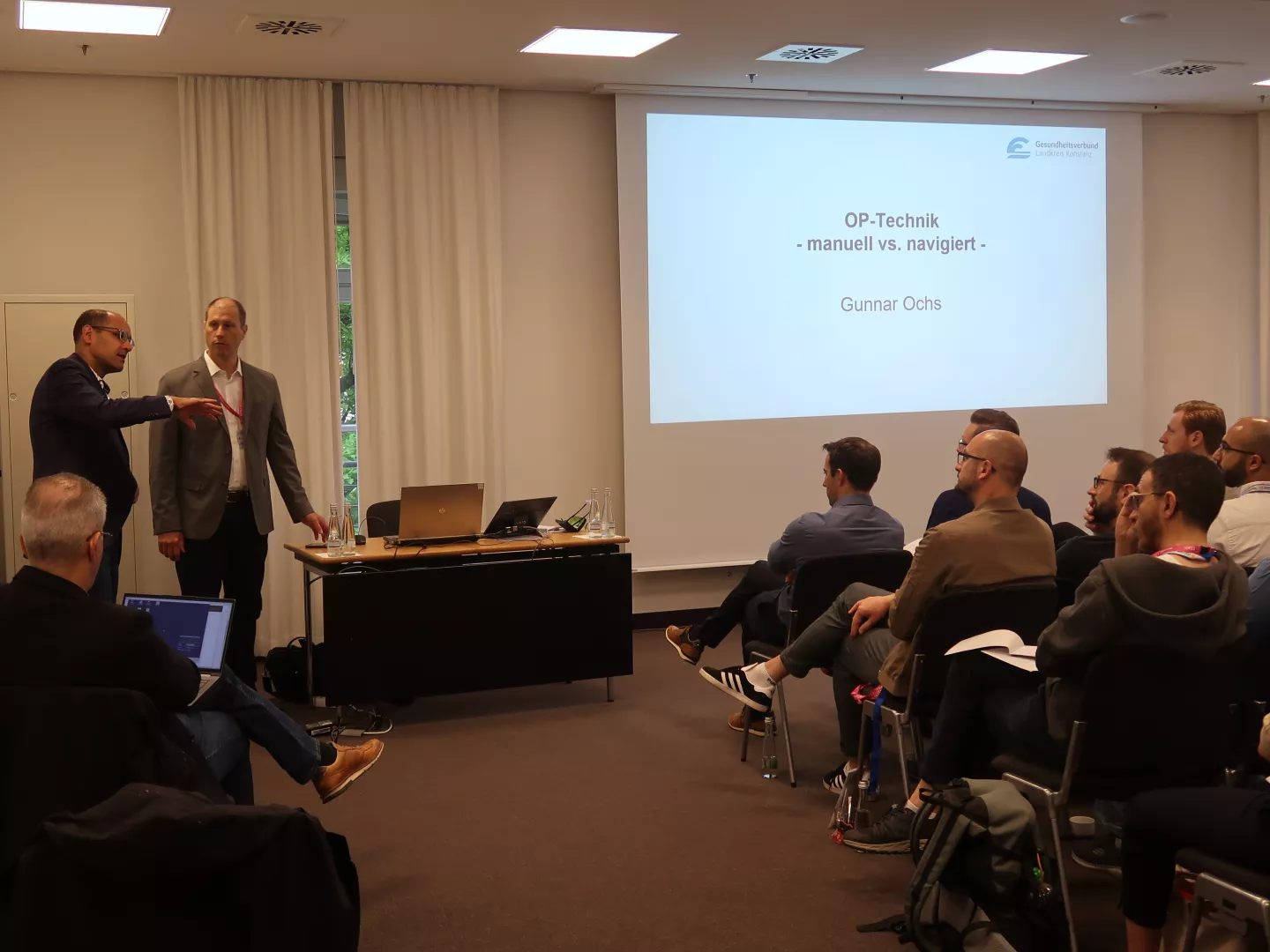 Prof. Konstantinidis & Prof. Ochs im Plenum